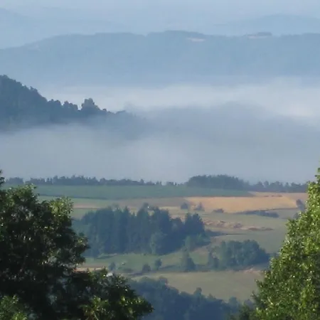 Au Pied De La Roche-en-Regnier